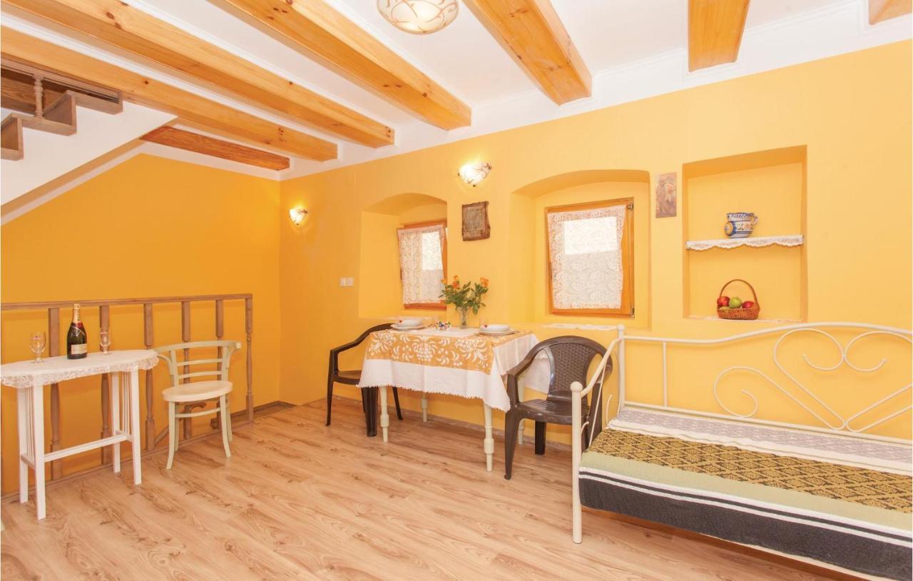 1 Bedroom Beautiful Apartment In Omišalj Esterno foto