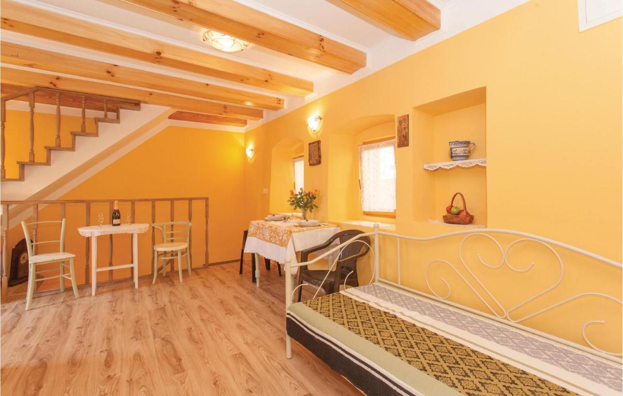 1 Bedroom Beautiful Apartment In Omišalj Esterno foto