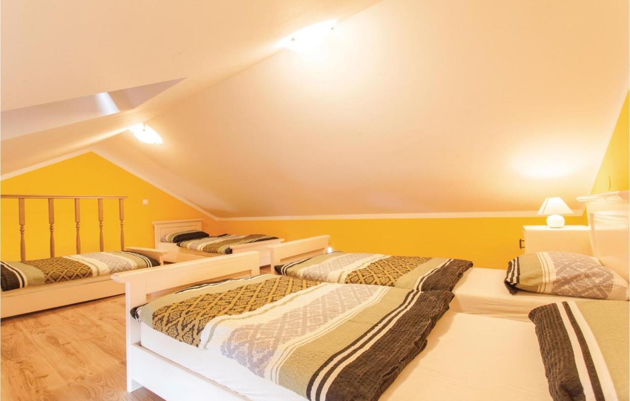 1 Bedroom Beautiful Apartment In Omišalj Esterno foto