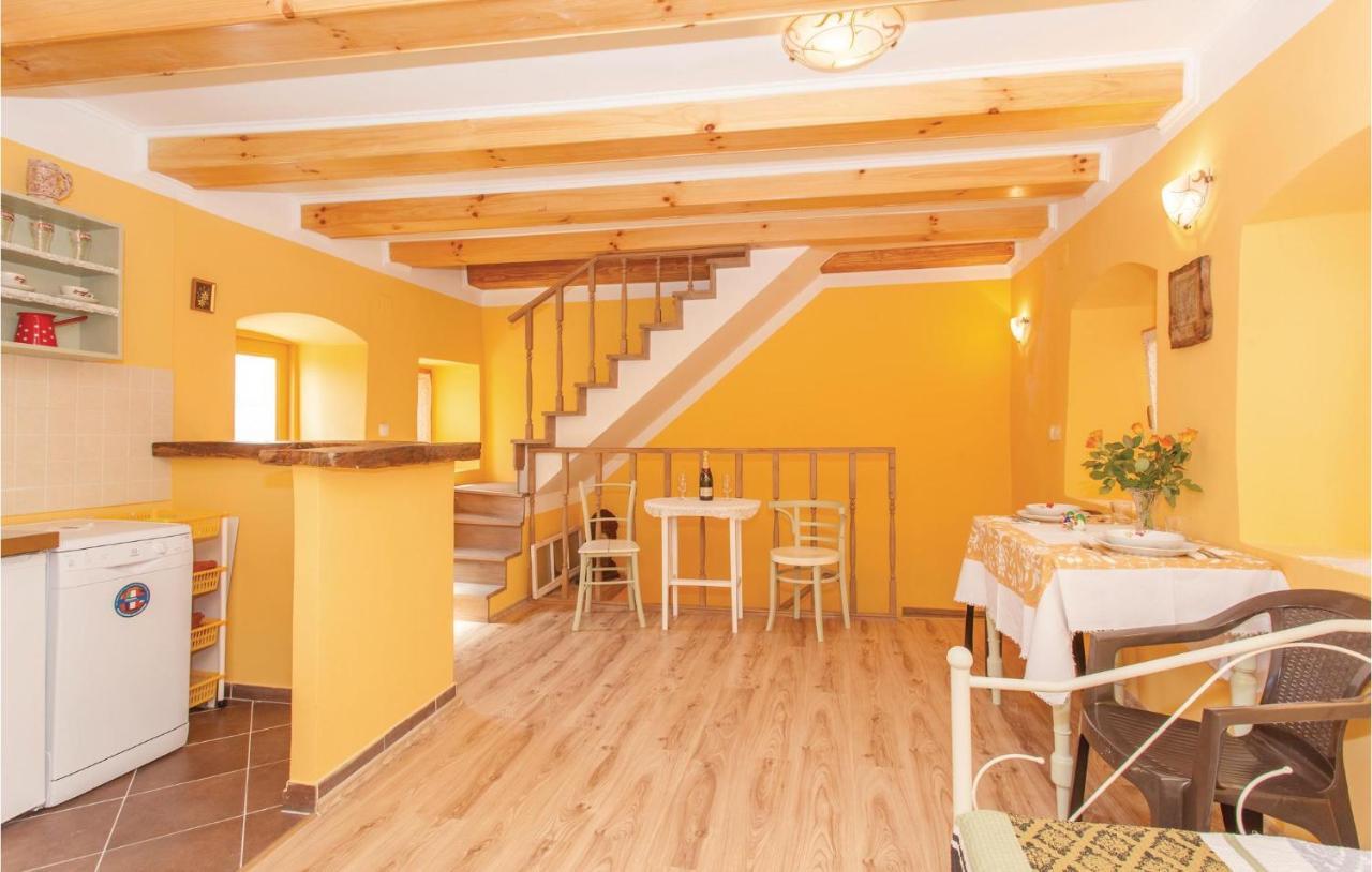 1 Bedroom Beautiful Apartment In Omišalj Esterno foto