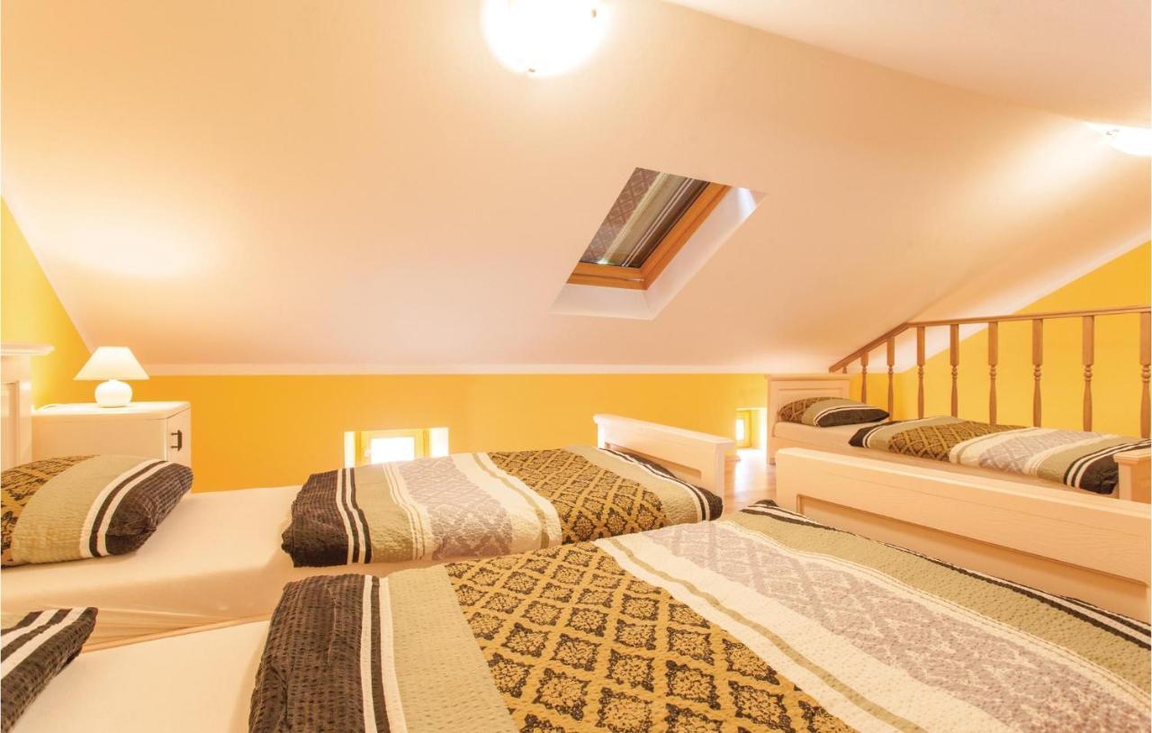 1 Bedroom Beautiful Apartment In Omišalj Esterno foto