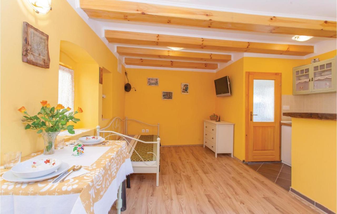 1 Bedroom Beautiful Apartment In Omišalj Esterno foto