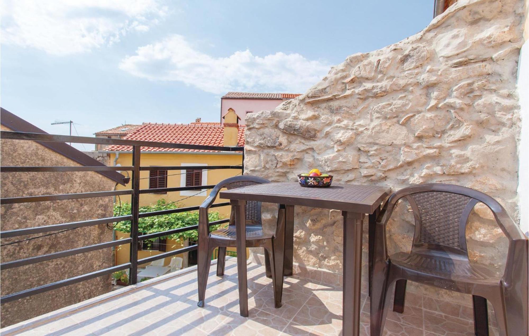 1 Bedroom Beautiful Apartment In Omišalj Esterno foto